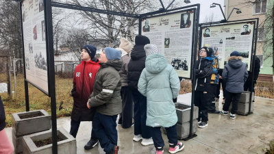 Учитель в солдатской шинели.